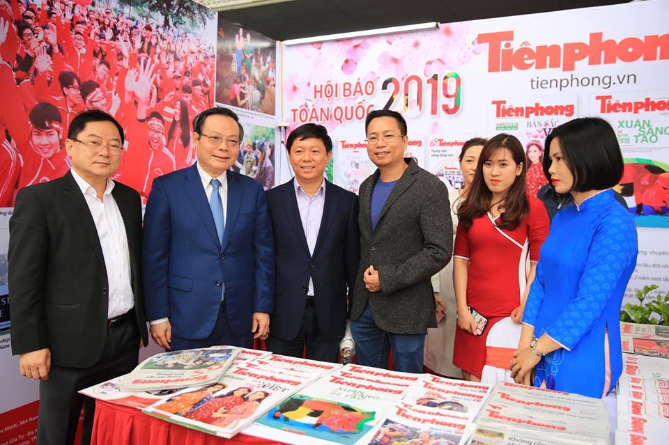 Thủ tướng cùng nhiều lãnh đạo thăm gian hàng Báo Tiền Phong ảnh 18