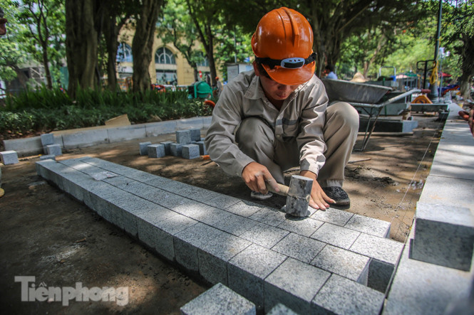 Vỉa hè Hồ Gươm có gì đặc biệt sau khi lát đá hoa cương? ảnh 13