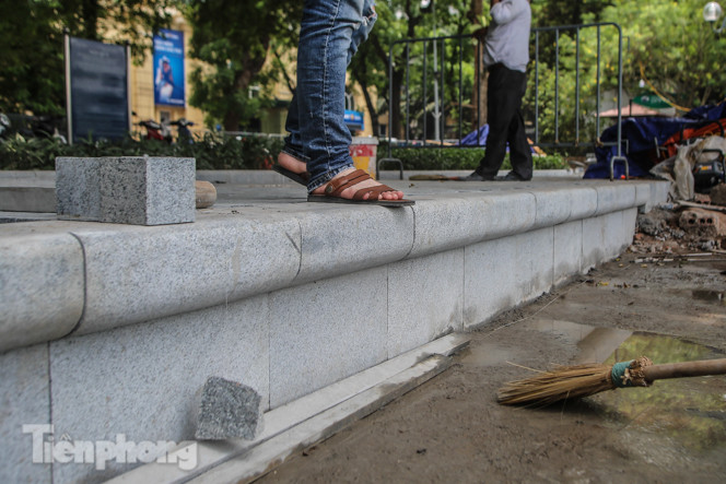 Vỉa hè Hồ Gươm có gì đặc biệt sau khi lát đá hoa cương? ảnh 10