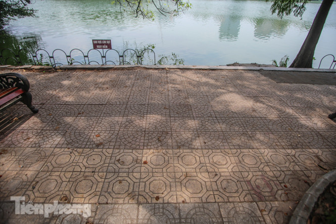 Vỉa hè Hồ Gươm có gì đặc biệt sau khi lát đá hoa cương? ảnh 1