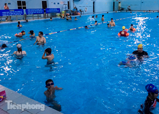 Nắng nóng 'bỏng da', người dân tìm đến các bể bơi, hồ bơi giải nhiệt ảnh 1