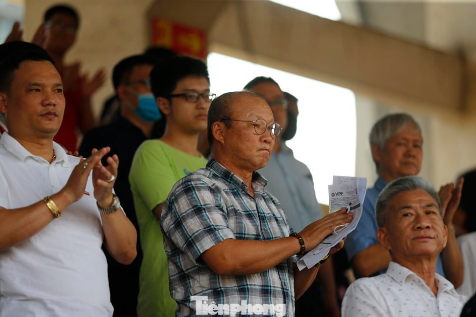 Thầy Park đeo khẩu trang, 'vi hành' sân Lạch Tray ngày V-League trở lại ảnh 11