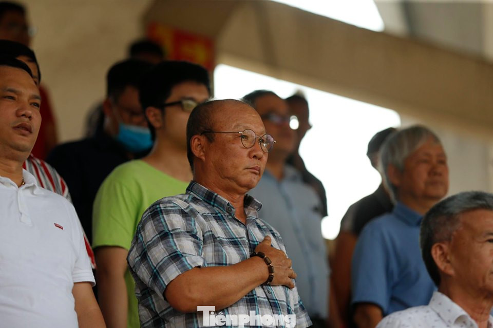 Thầy Park đeo khẩu trang, 'vi hành' sân Lạch Tray ngày V-League trở lại ảnh 10