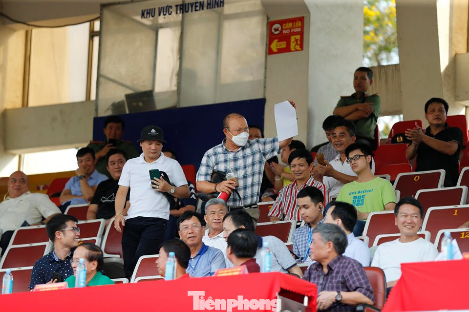 Thầy Park đeo khẩu trang, 'vi hành' sân Lạch Tray ngày V-League trở lại ảnh 7