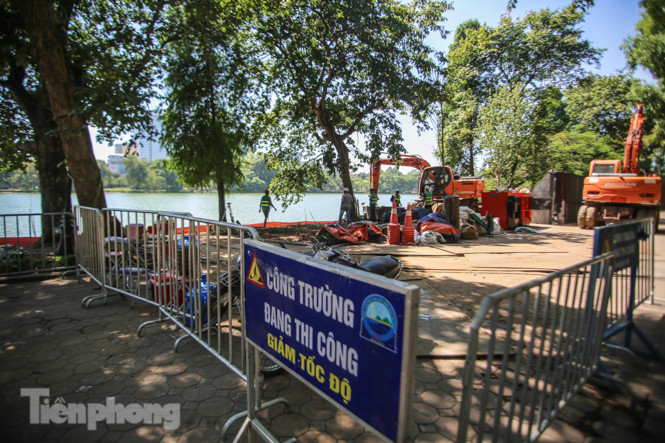 Người dân Thủ đô chen chúc, ngồi hóng mát chật kín bờ kè mới Hồ Gươm ảnh 13