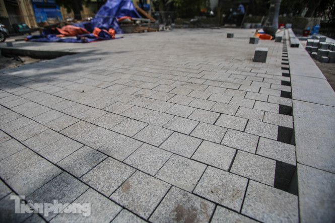 Vỉa hè Hồ Gươm có gì đặc biệt sau khi lát đá hoa cương? ảnh 7