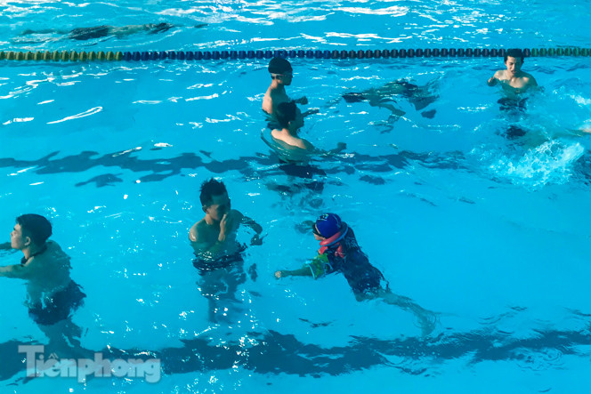 Nắng nóng 'bỏng da', người dân tìm đến các bể bơi, hồ bơi giải nhiệt ảnh 6