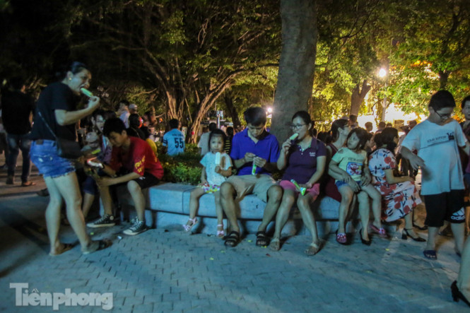 Người dân Thủ đô chen chúc, ngồi hóng mát chật kín bờ kè mới Hồ Gươm ảnh 9