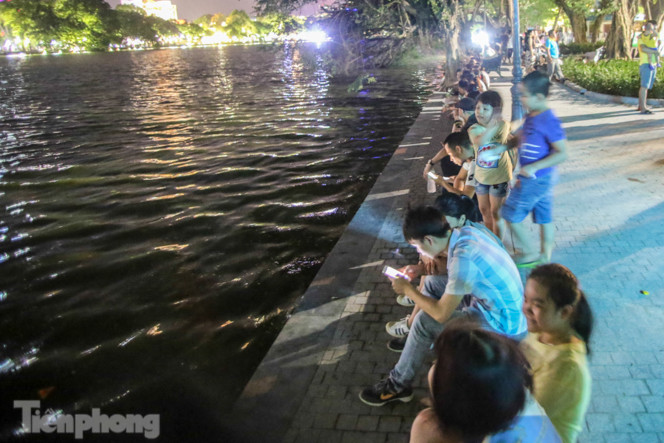 Người dân Thủ đô chen chúc, ngồi hóng mát chật kín bờ kè mới Hồ Gươm ảnh 4