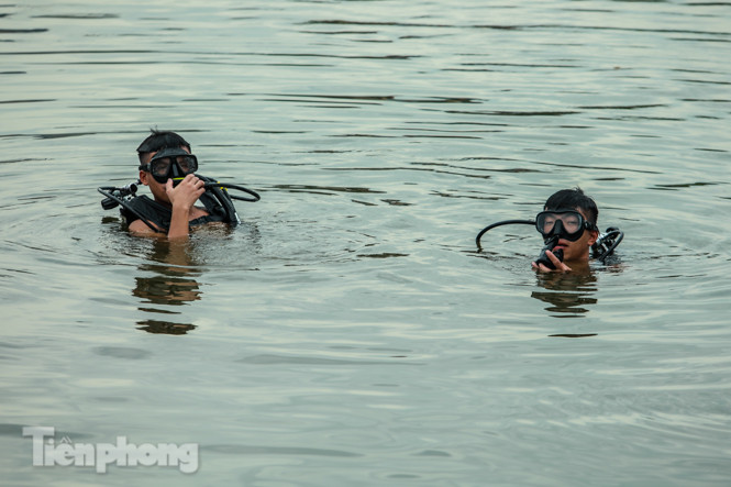 'Luyện binh tinh nhuệ' cứu nạn dưới nước ở hồ Linh Đàm ảnh 6