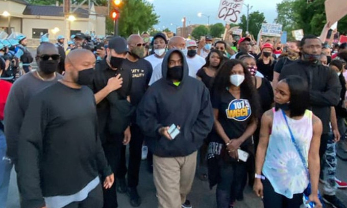 Kanye West tài trợ học phí cho con gái George Floyd bị cảnh sát ghì đến chết ảnh 1