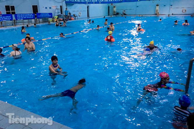Nắng nóng 'bỏng da', người dân tìm đến các bể bơi, hồ bơi giải nhiệt ảnh 2