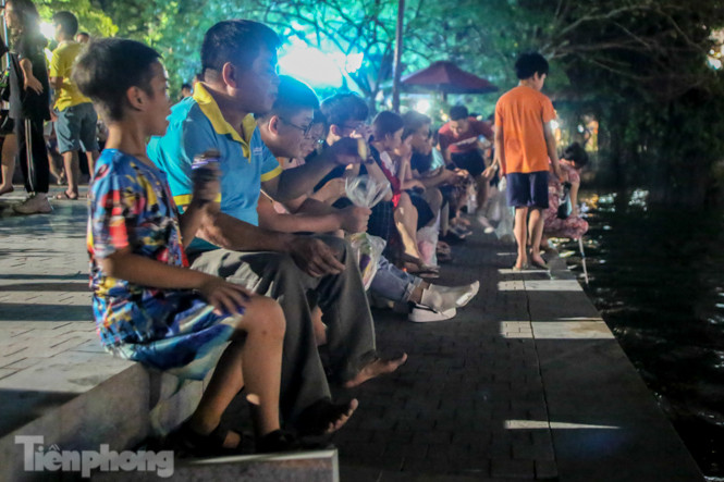 Người dân Thủ đô chen chúc, ngồi hóng mát chật kín bờ kè mới Hồ Gươm ảnh 6