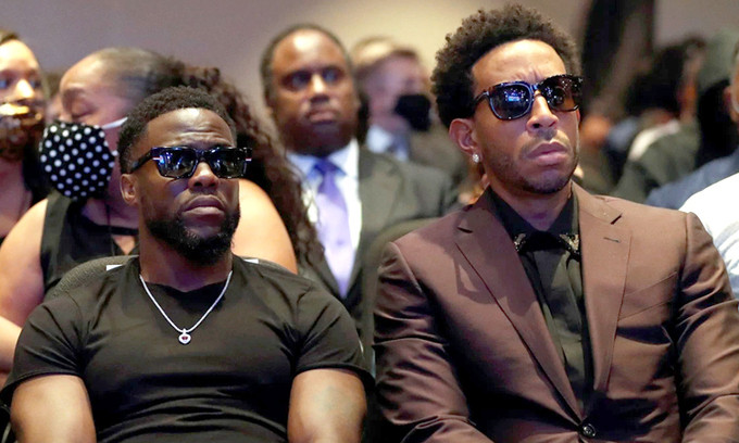 Nhiều sao dự tang lễ người da màu bị cảnh sát ghì cổ đến chết ảnh 1