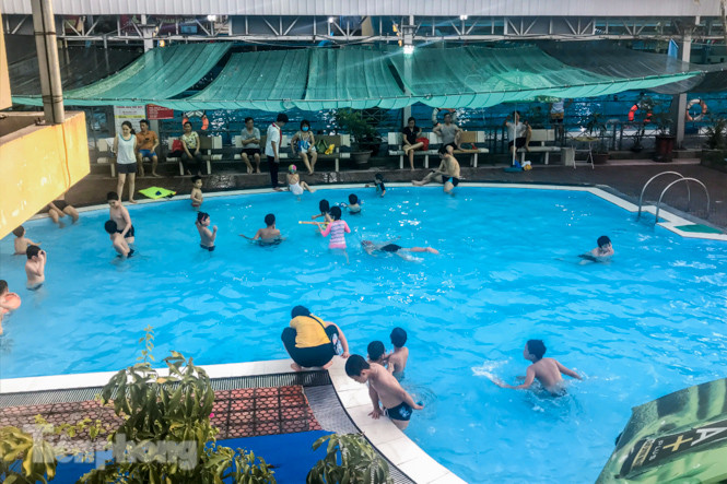 Nắng nóng 'bỏng da', người dân tìm đến các bể bơi, hồ bơi giải nhiệt ảnh 8