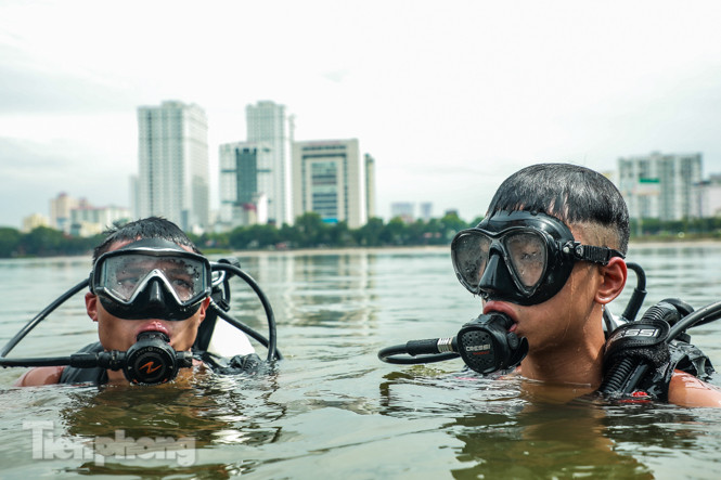 'Luyện binh tinh nhuệ' cứu nạn dưới nước ở hồ Linh Đàm ảnh 7
