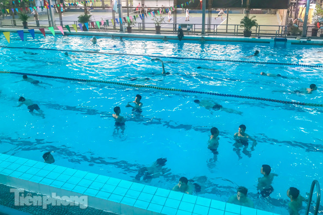 Nắng nóng 'bỏng da', người dân tìm đến các bể bơi, hồ bơi giải nhiệt ảnh 4