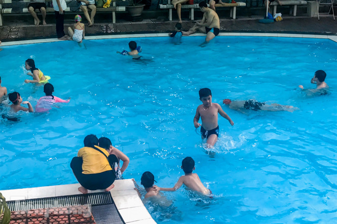 Nắng nóng 'bỏng da', người dân tìm đến các bể bơi, hồ bơi giải nhiệt ảnh 9