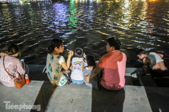 Người dân Thủ đô chen chúc, ngồi hóng mát chật kín bờ kè mới Hồ Gươm ảnh 7