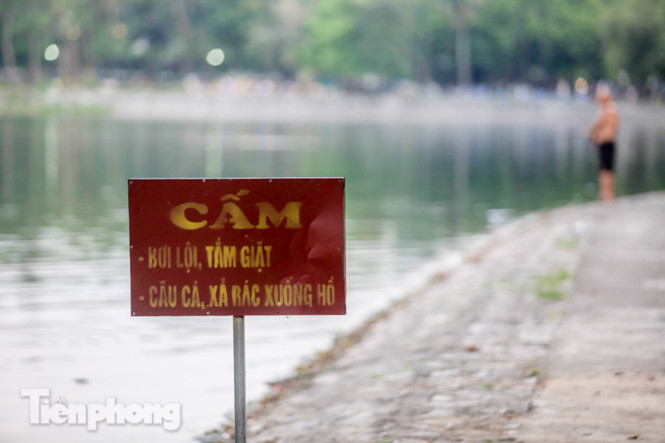 Nắng nóng lên đỉnh, người dân đua nhau bơi giải nhiệt ở hồ Bảy Mẫu ảnh 10