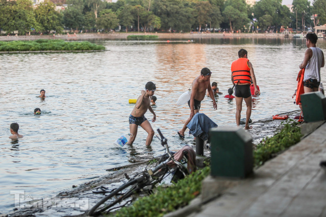 Nắng nóng lên đỉnh, người dân đua nhau bơi giải nhiệt ở hồ Bảy Mẫu ảnh 8