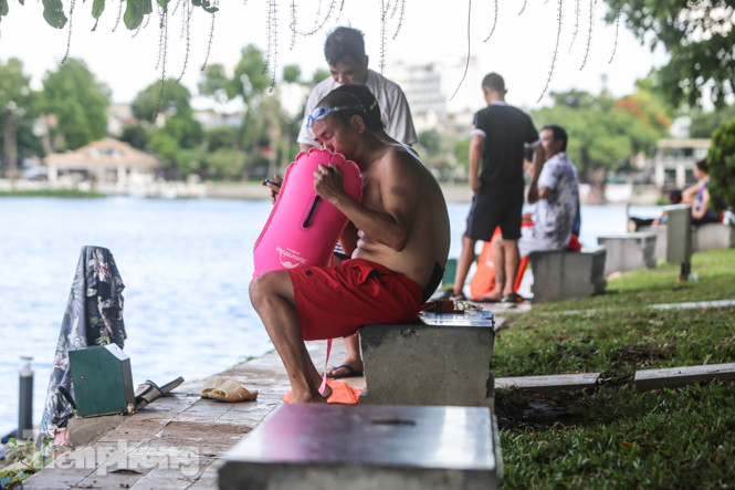 Nắng nóng lên đỉnh, người dân đua nhau bơi giải nhiệt ở hồ Bảy Mẫu ảnh 2