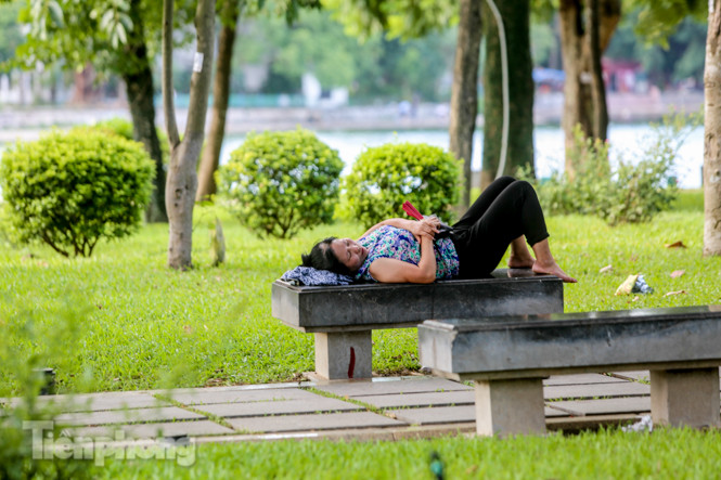 Nắng nóng lên đỉnh, người dân đua nhau bơi giải nhiệt ở hồ Bảy Mẫu ảnh 15