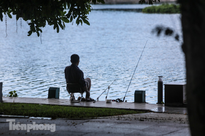Nắng nóng lên đỉnh, người dân đua nhau bơi giải nhiệt ở hồ Bảy Mẫu ảnh 13