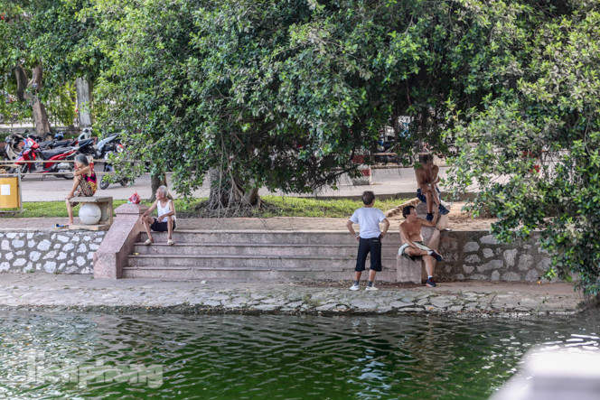 Nắng nóng lên đỉnh, người dân đua nhau bơi giải nhiệt ở hồ Bảy Mẫu ảnh 14
