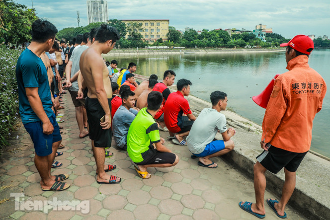 'Luyện binh tinh nhuệ' cứu nạn dưới nước ở hồ Linh Đàm ảnh 1