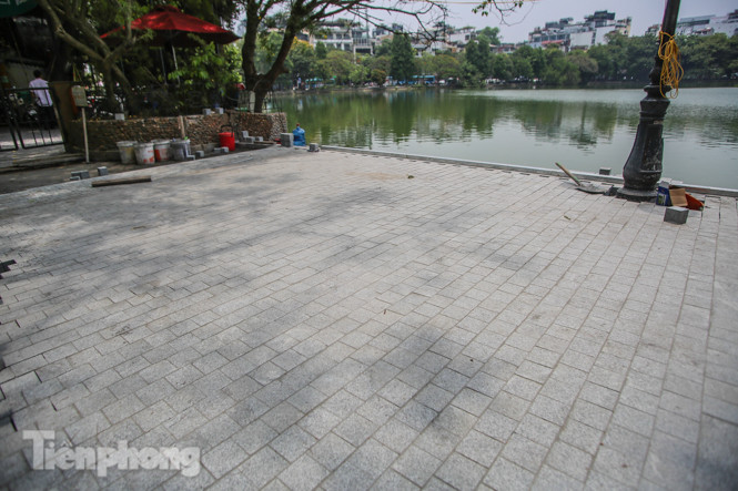 Vỉa hè Hồ Gươm có gì đặc biệt sau khi lát đá hoa cương? ảnh 5