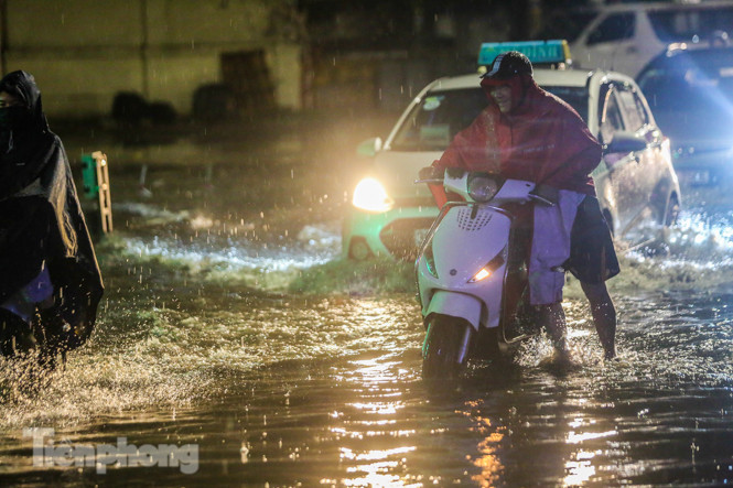 Hà Nội đón ‘mưa vàng’ giải nhiệt sau những ngày nóng kỷ lục ảnh 29