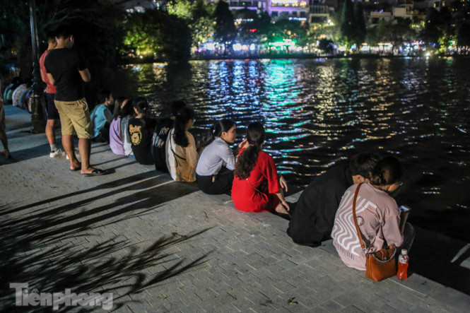 Người dân Thủ đô chen chúc, ngồi hóng mát chật kín bờ kè mới Hồ Gươm ảnh 2