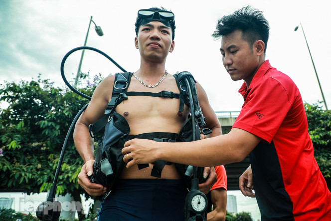 'Luyện binh tinh nhuệ' cứu nạn dưới nước ở hồ Linh Đàm ảnh 3