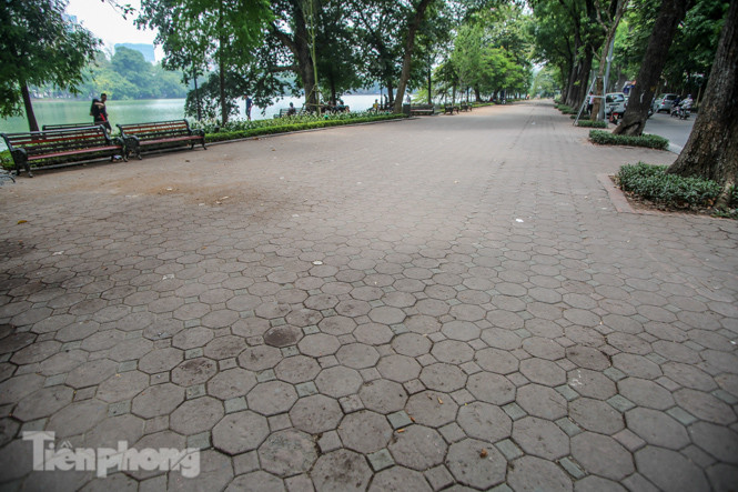 Vỉa hè Hồ Gươm có gì đặc biệt sau khi lát đá hoa cương? ảnh 4