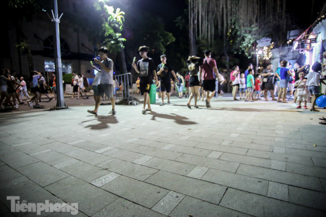 Người dân Thủ đô chen chúc, ngồi hóng mát chật kín bờ kè mới Hồ Gươm ảnh 10