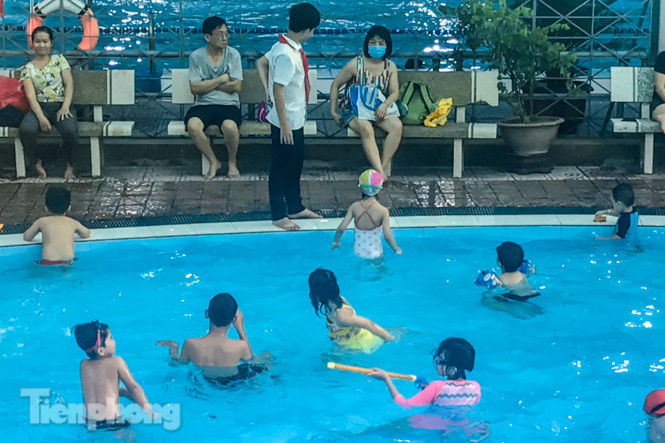 Nắng nóng 'bỏng da', người dân tìm đến các bể bơi, hồ bơi giải nhiệt ảnh 10