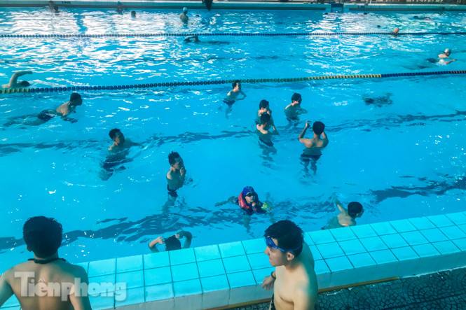 Nắng nóng 'bỏng da', người dân tìm đến các bể bơi, hồ bơi giải nhiệt ảnh 5