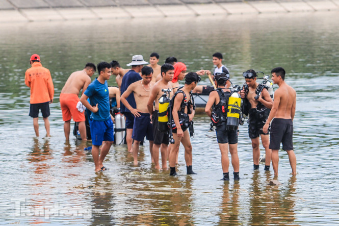 'Luyện binh tinh nhuệ' cứu nạn dưới nước ở hồ Linh Đàm ảnh 2