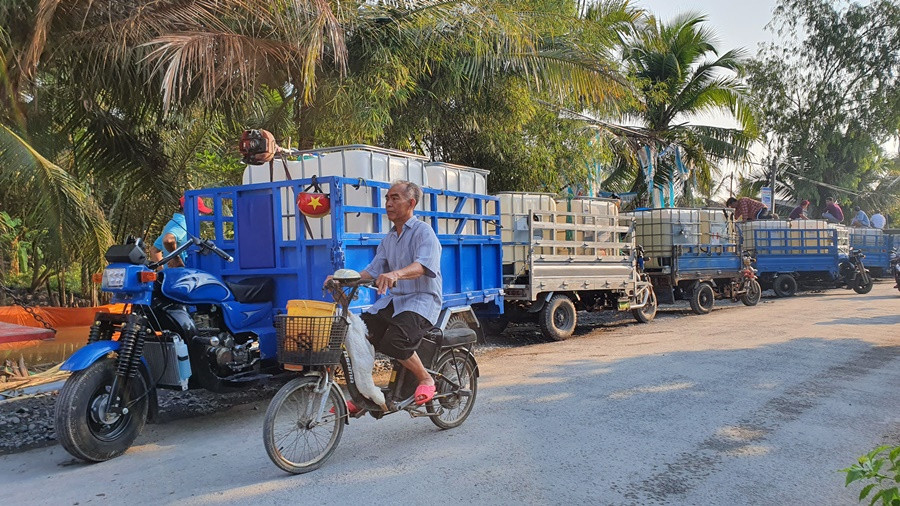 Bộ đội vận chuyển, tiếp tế nước giúp dân vùng hạn mặn ĐBSCL ảnh 3