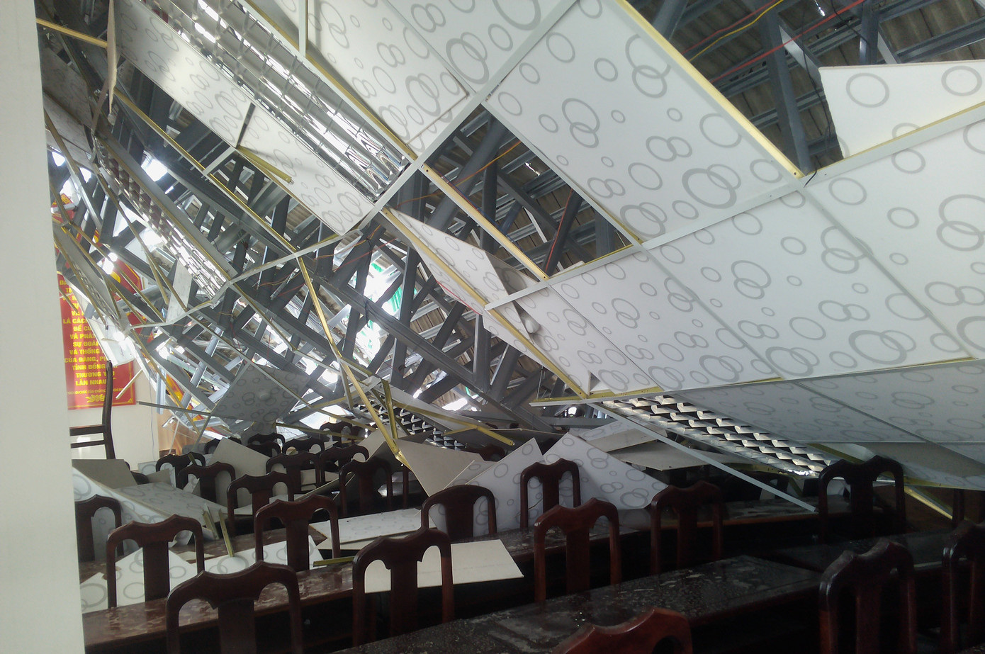 Sập mái hội trường 250 chỗ ở Hậu Giang, lộ hàng loạt sai sót ảnh 3