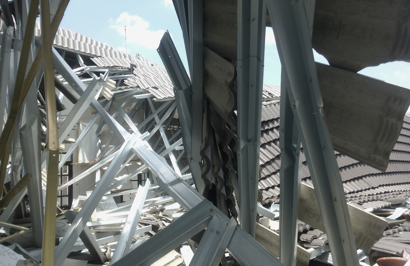 Sập mái hội trường 250 chỗ ở Hậu Giang, lộ hàng loạt sai sót ảnh 2