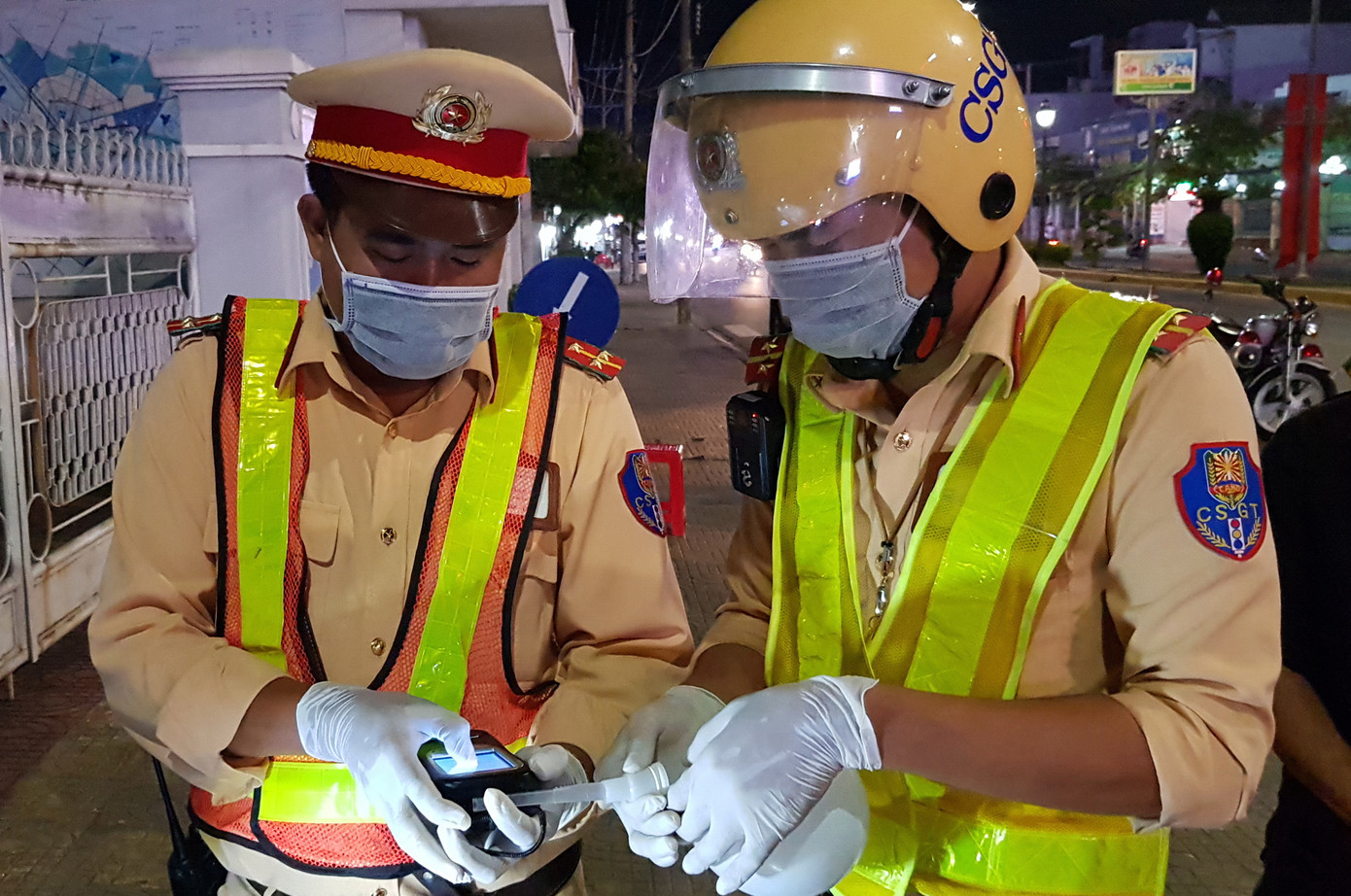 Lấy khí thở vào bong bóng để đo nồng độ cồn ảnh 2