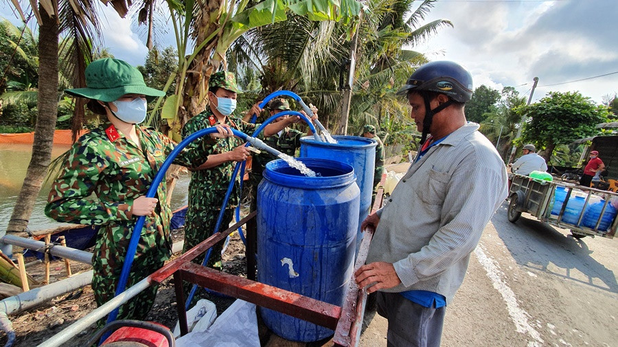 Bộ đội vận chuyển, tiếp tế nước giúp dân vùng hạn mặn ĐBSCL ảnh 6