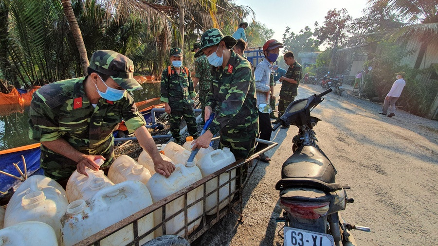 Bộ đội vận chuyển, tiếp tế nước giúp dân vùng hạn mặn ĐBSCL ảnh 4