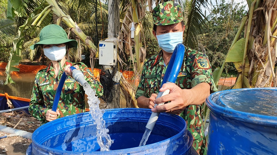 Bộ đội vận chuyển, tiếp tế nước giúp dân vùng hạn mặn ĐBSCL ảnh 9