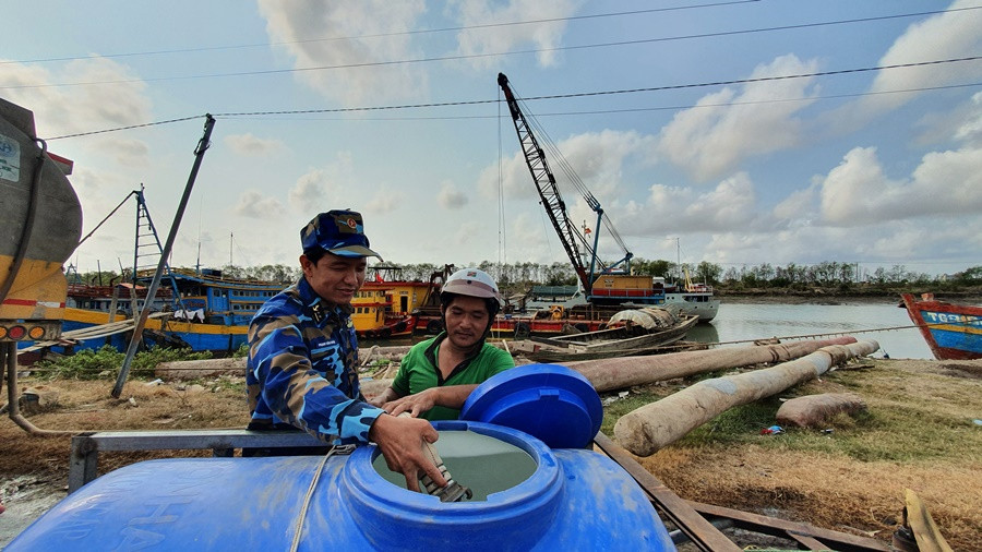 Bộ đội vận chuyển, tiếp tế nước giúp dân vùng hạn mặn ĐBSCL ảnh 14