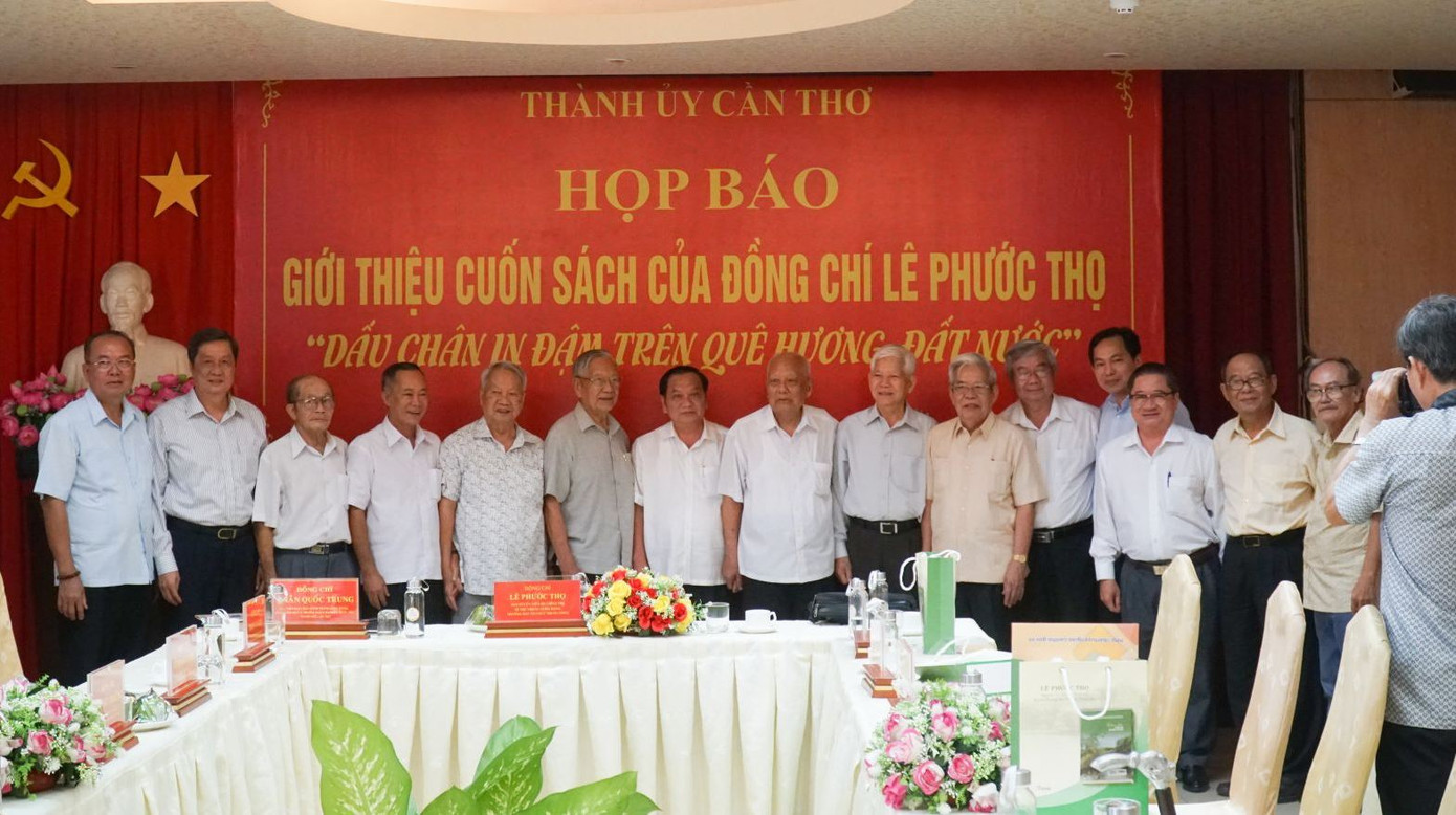 Nguyên Trưởng ban Tổ chức Trung ương Lê Phước Thọ ra mắt sách ảnh 1