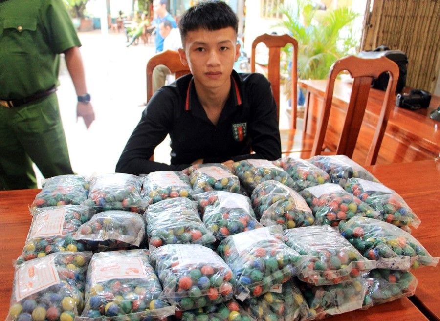 Bị truy đuổi, đối tượng chở hàng nghìn viên pháo lao xe vào nhà dân ảnh 1