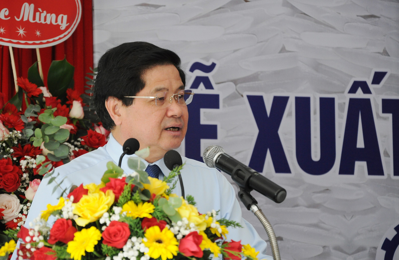 1.600 tấn gạo 'lên đường' sang Singapore và Malaysia ảnh 2